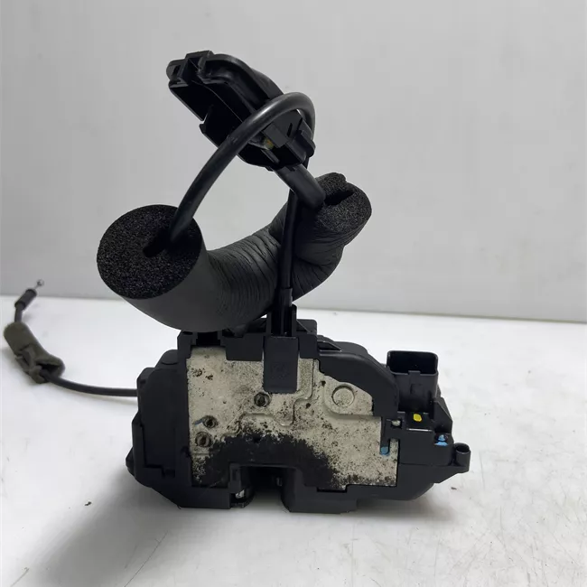 Serratura porta anteriore sinistra con bloccaggio elettromagnetico