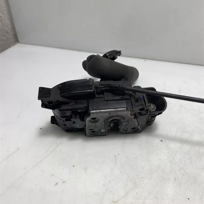 Serratura porta anteriore sinistra con bloccaggio elettromagnetico