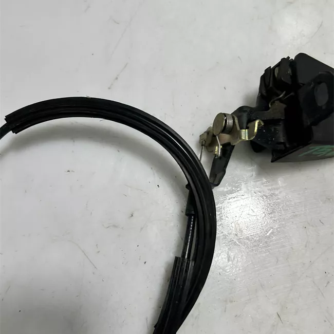 Serratura porta posteriore a battente con sicura bambini