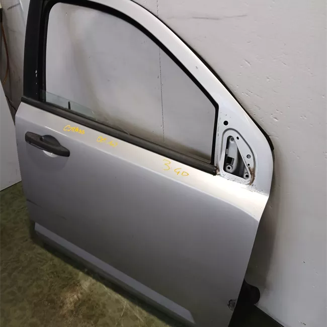 Porta anteriore destra