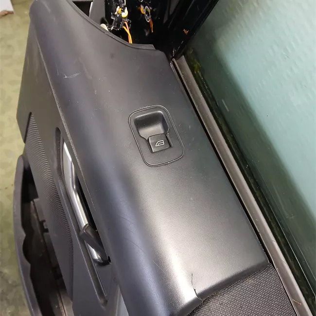 Porta anteriore destra