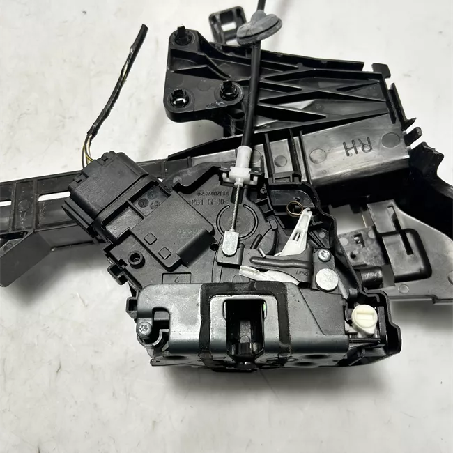 Serratura porta posteriore destra con sistema chiusura centrale