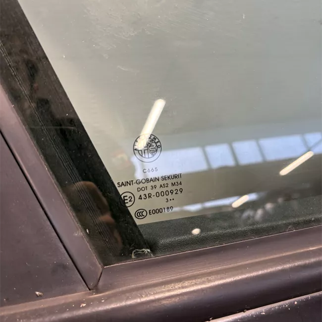 Porta anteriore destra