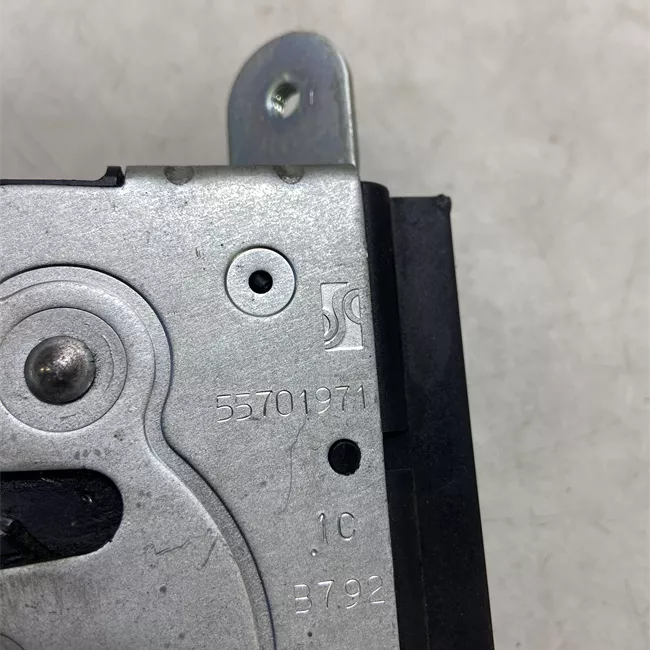 Serratura portello posteriore con aggancio