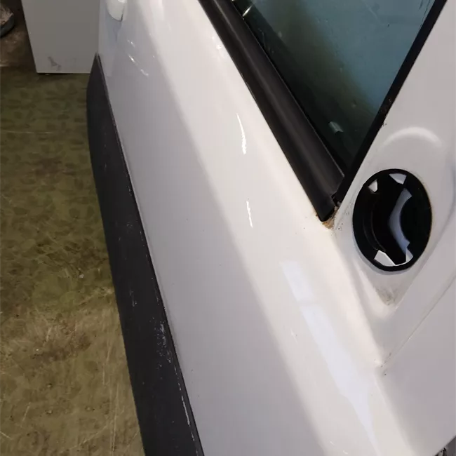 Porta anteriore destra