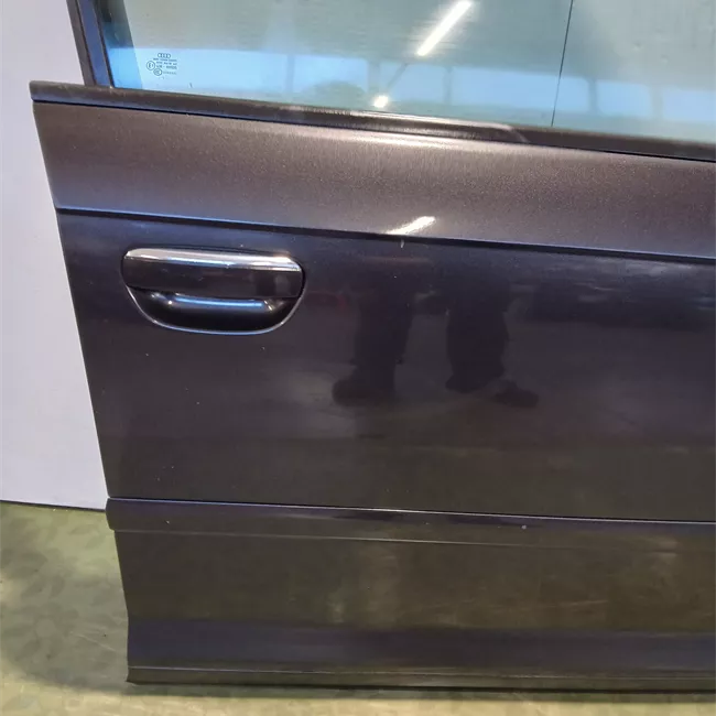 Porta anteriore destra