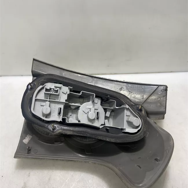 Fanale posteriore sinistro 07>