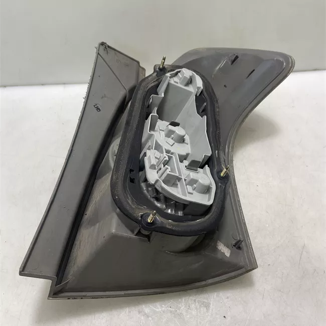 Fanale posteriore sinistro 07>