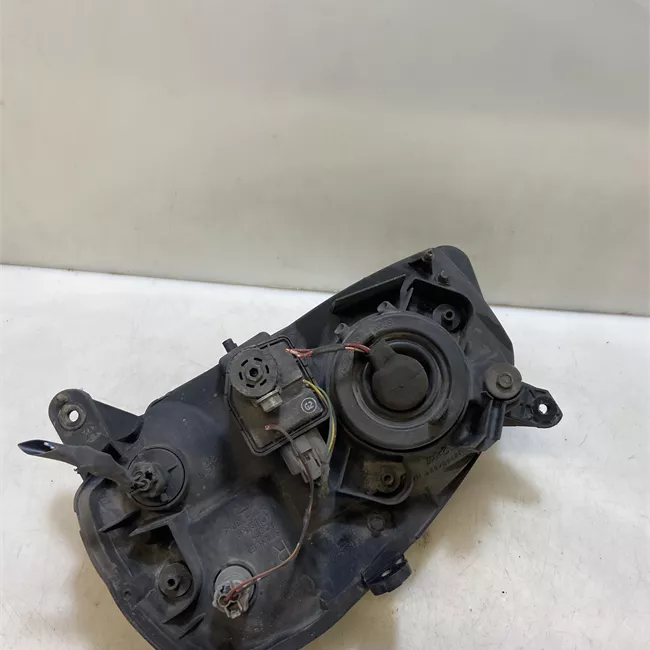 Proiettore con regolatore altezza destro