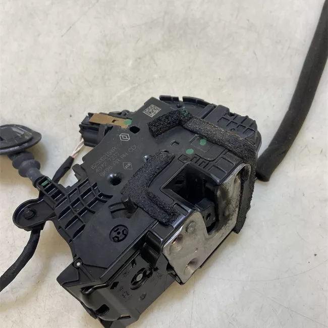 Serratura porta posteriore destra con bloccaggio elettromagnetico