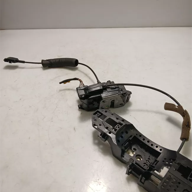 Serratura porta anteriore sinistra con bloccaggio elettromagnetico