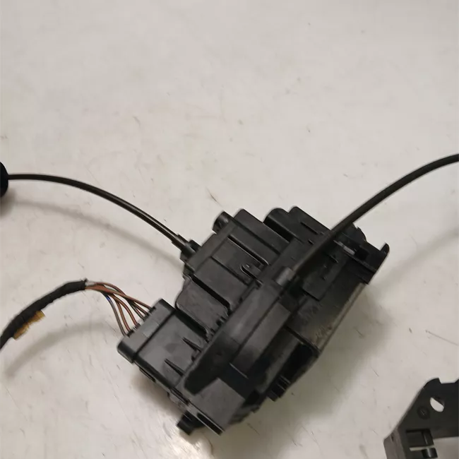 Serratura porta anteriore sinistra con bloccaggio elettromagnetico