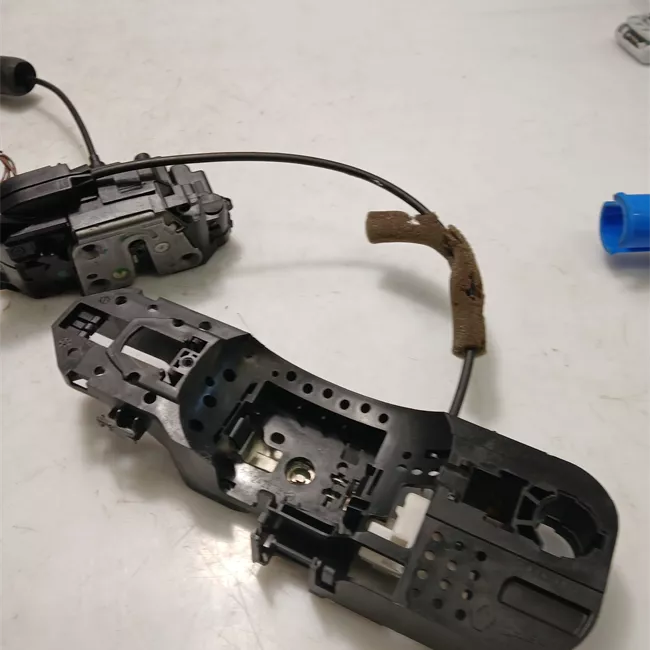 Serratura porta anteriore sinistra con bloccaggio elettromagnetico