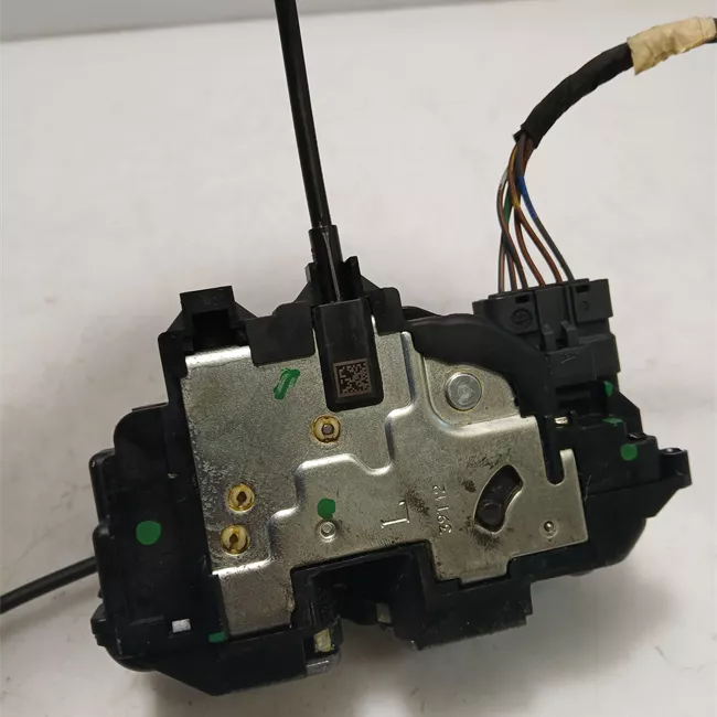 Serratura porta anteriore sinistra con bloccaggio elettromagnetico