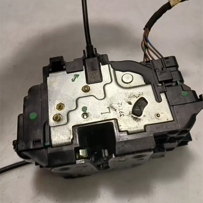 Serratura porta anteriore sinistra con bloccaggio elettromagnetico