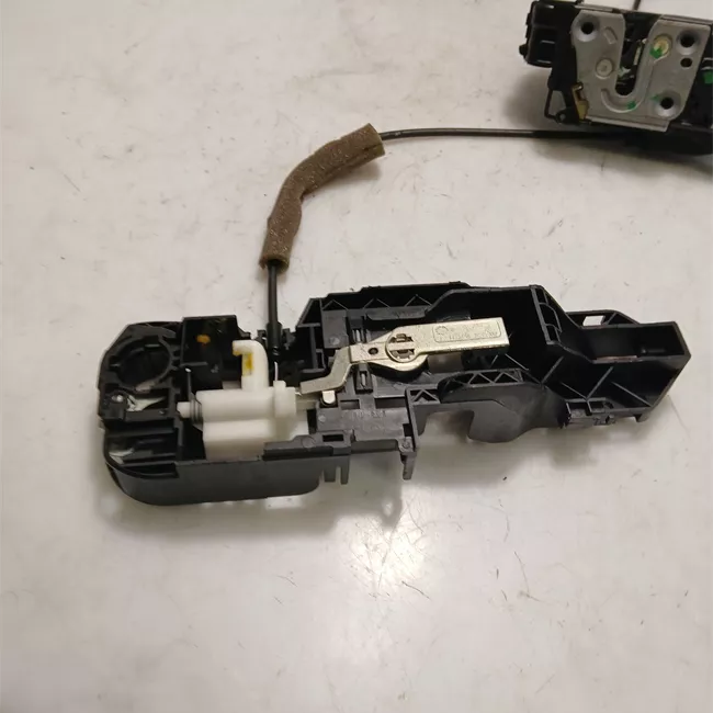 Serratura porta anteriore sinistra con bloccaggio elettromagnetico