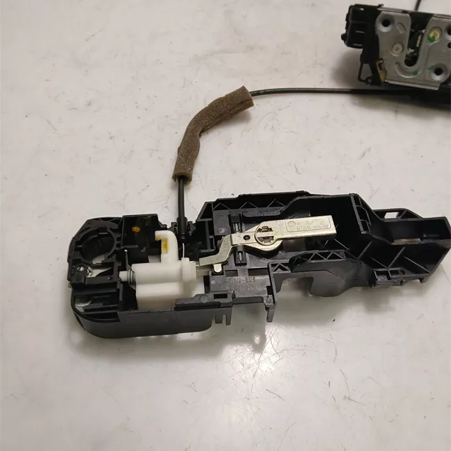 Serratura porta anteriore sinistra con bloccaggio elettromagnetico