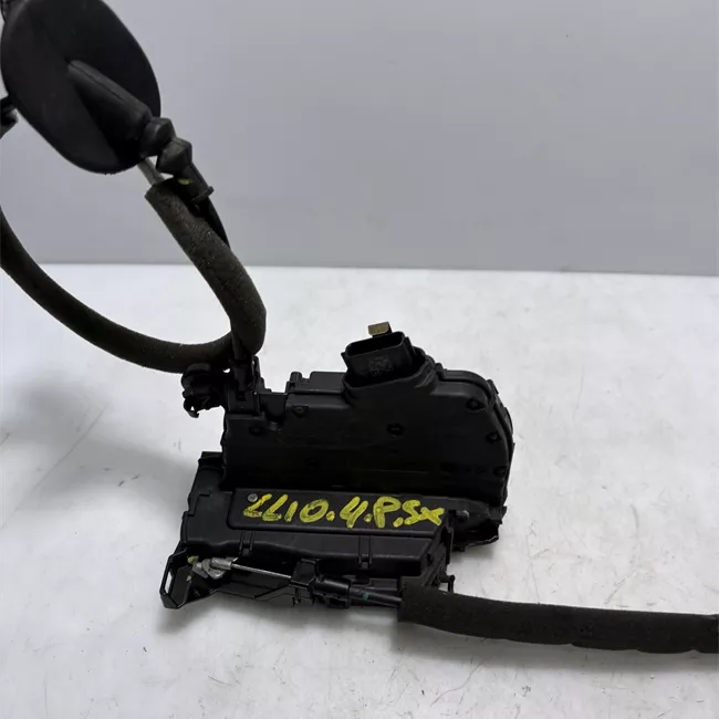 Serratura porta posteriore sinistra con bloccaggio elettromagnetico