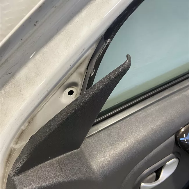 Porta anteriore destra