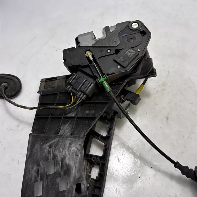 Serratura porta posteriore sinistra con dispositivo antifurto