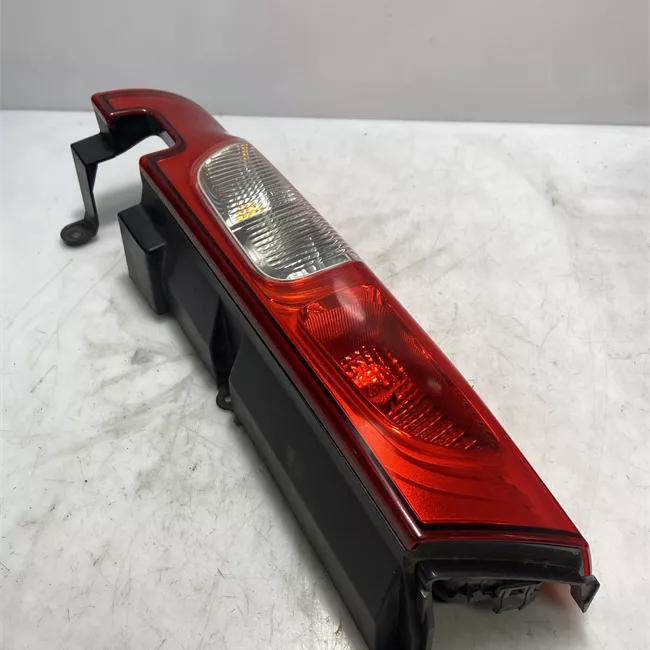 Fanale posteriore sinistro porte posteriore battente