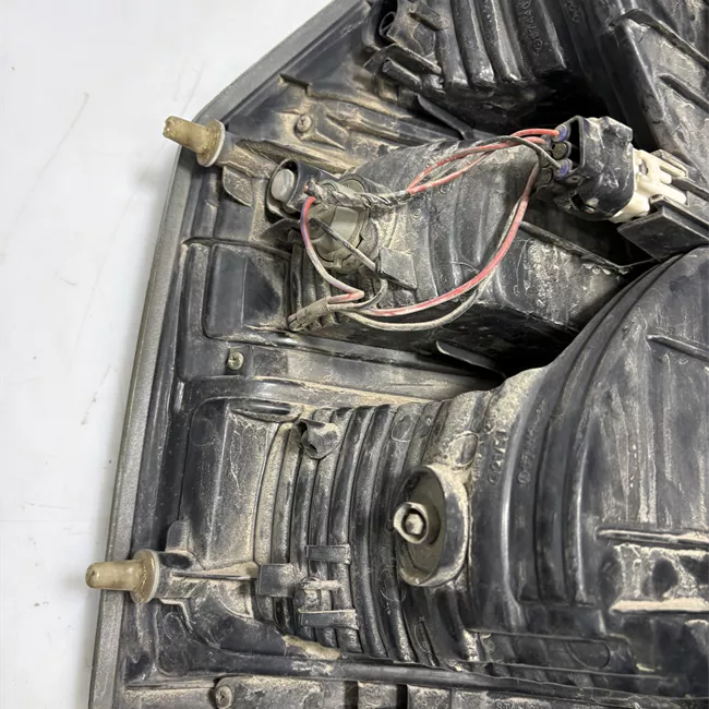 Fanale posteriore parte superiore destro nero