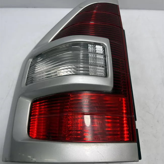 Fanale posteriore parte superiore sinistro argento