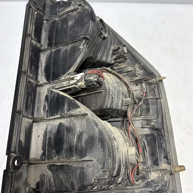 Fanale posteriore parte superiore sinistro argento