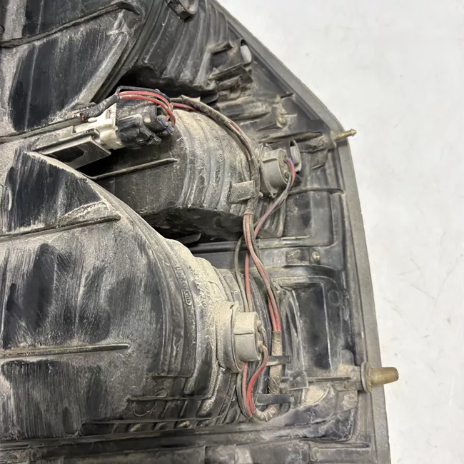 Fanale posteriore parte superiore sinistro argento