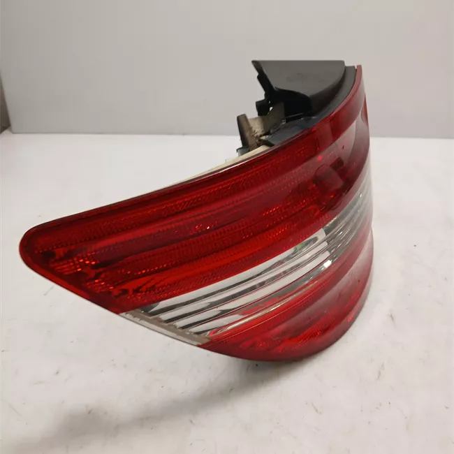 Fanale posteriore parte esterno sinistro