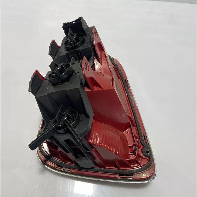 Fanale posteriore destro con indicatore direzione bianco