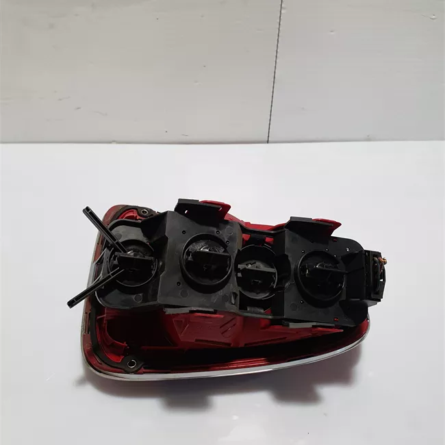 Fanale posteriore sinistro con indicatore direzione bianco