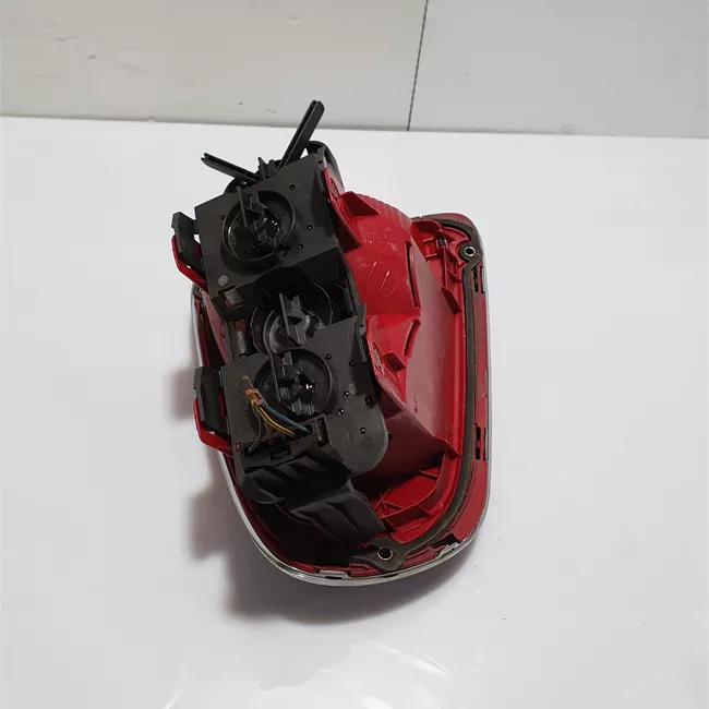 Fanale posteriore sinistro con indicatore direzione bianco