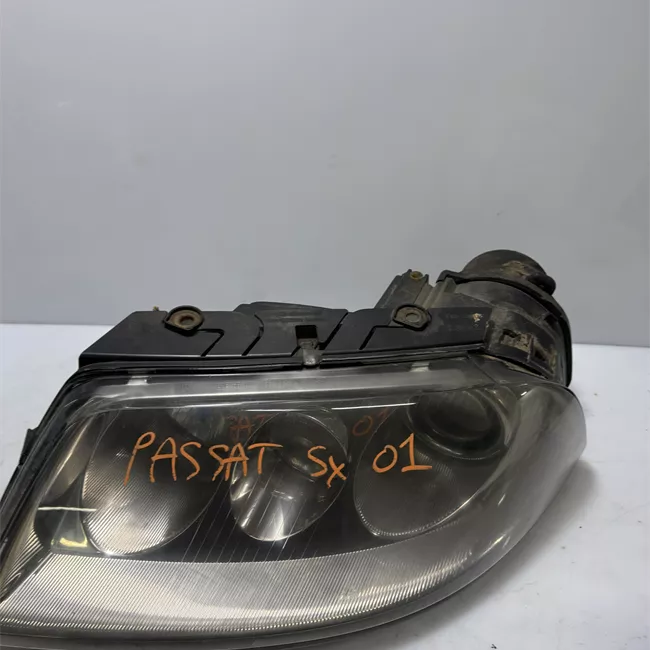 Proiettore con regolatore altezza sinistro