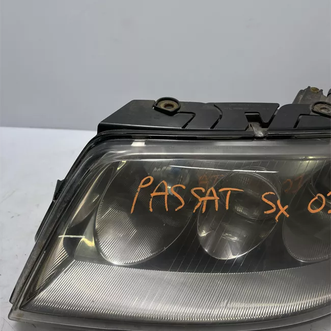 Proiettore con regolatore altezza sinistro