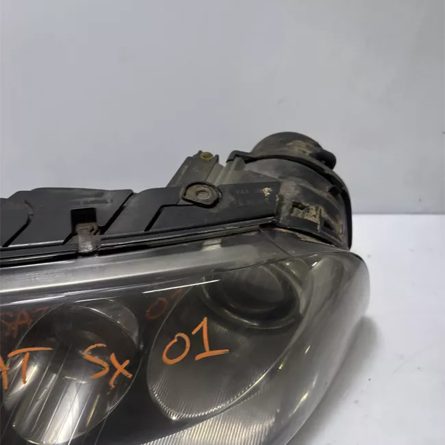 Proiettore con regolatore altezza sinistro