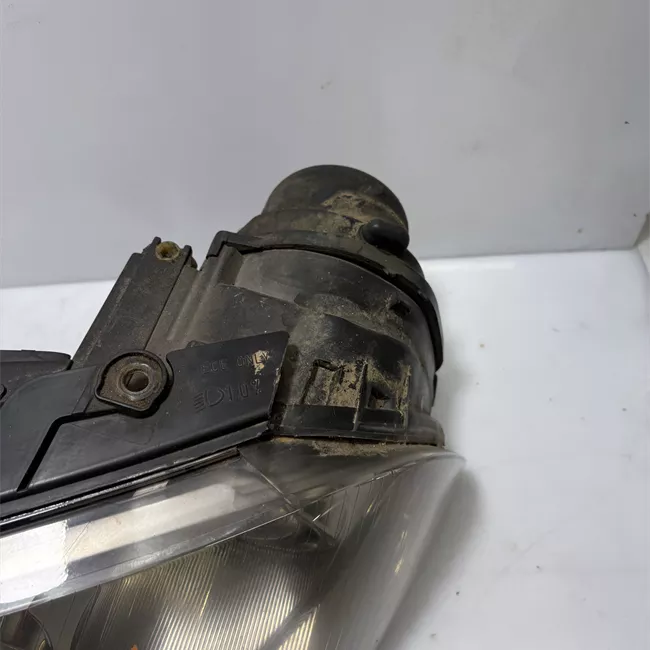 Proiettore con regolatore altezza sinistro