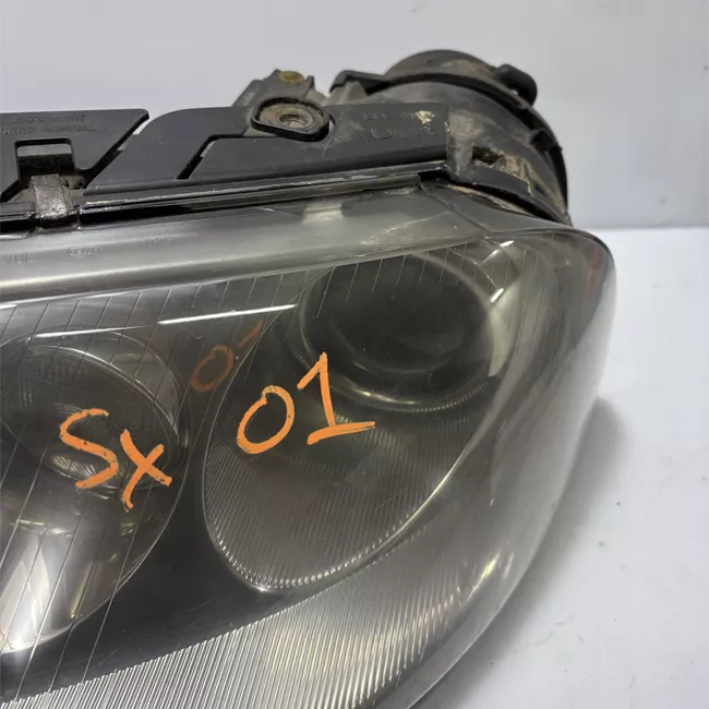 Proiettore con regolatore altezza sinistro