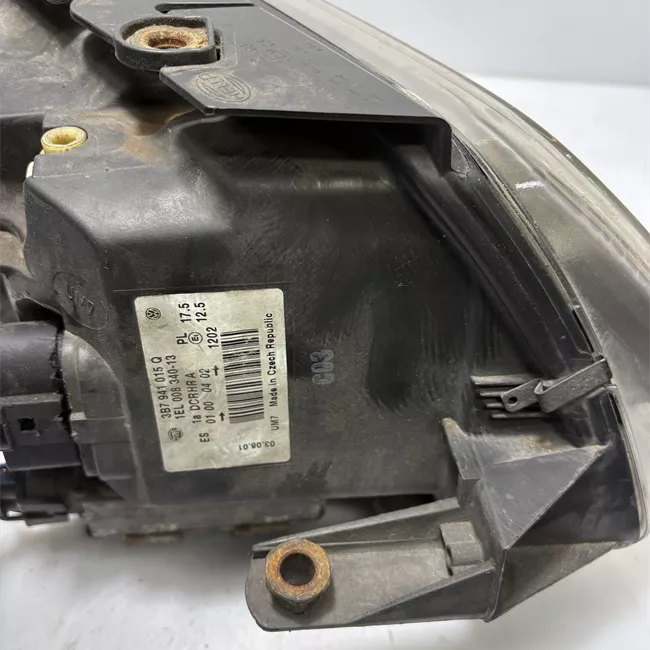 Proiettore con regolatore altezza sinistro