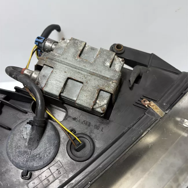 Proiettore con regolatore altezza sinistro