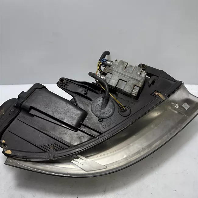 Proiettore con regolatore altezza sinistro