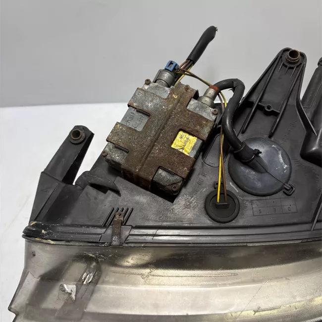 Proiettore con regolatore altezza destro