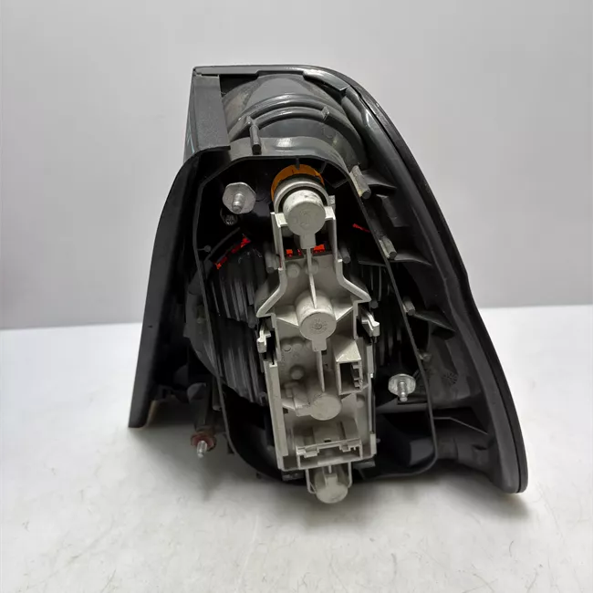 Fanale posteriore sinistro 03>