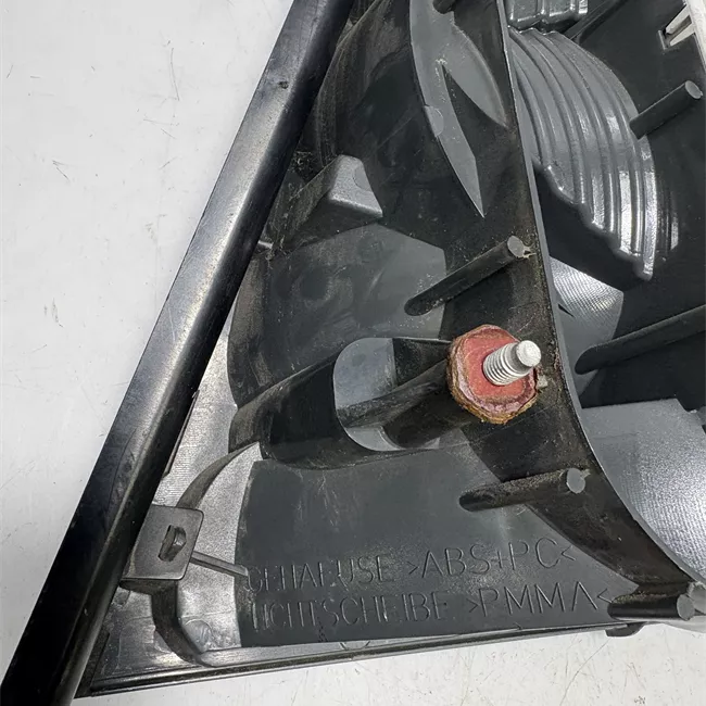 Fanale posteriore sinistro 03>