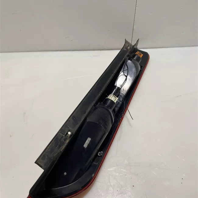 Fanale posteriore sinistro con lampadine