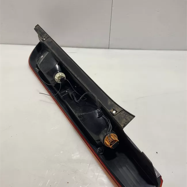 Fanale posteriore sinistro con lampadine