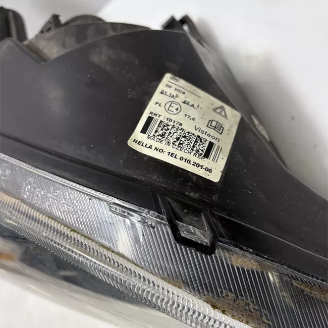 Proiettore destro con cornice finitura nera