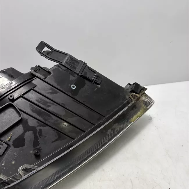 Proiettore sinistro con cornice finitura nera