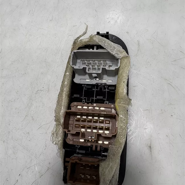 Interruttore alzacristalli porta anteriore sinistro