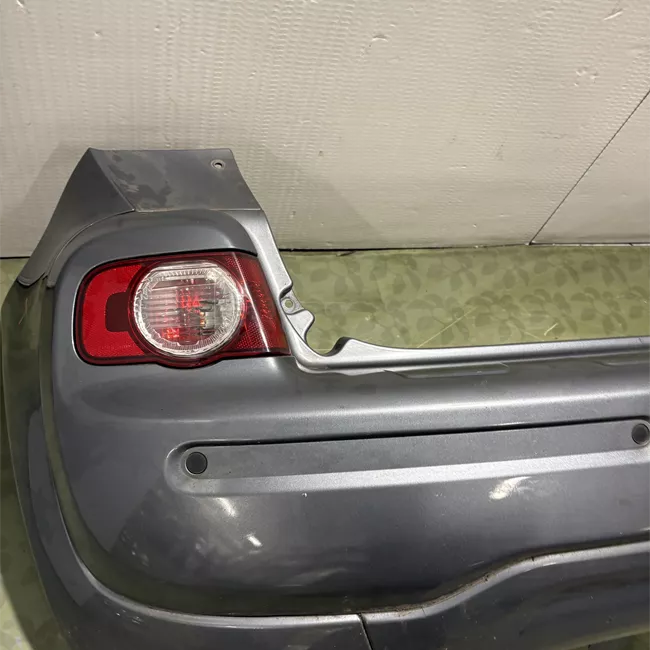 Paraurti posteriore centrale superiore con sensore parcheggio primer